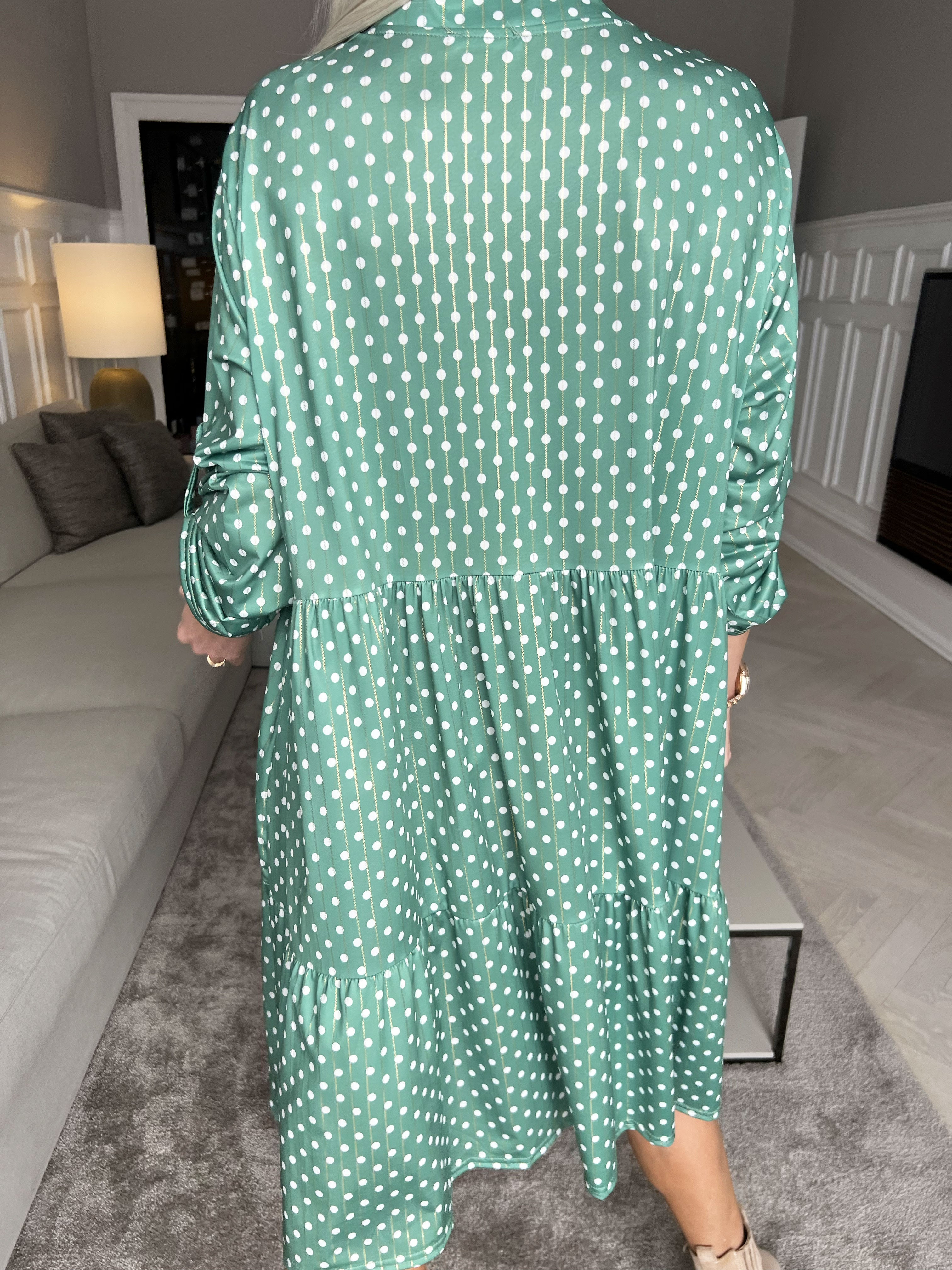 Milano Dot Midi - Kjole med prikker og lag på lag look